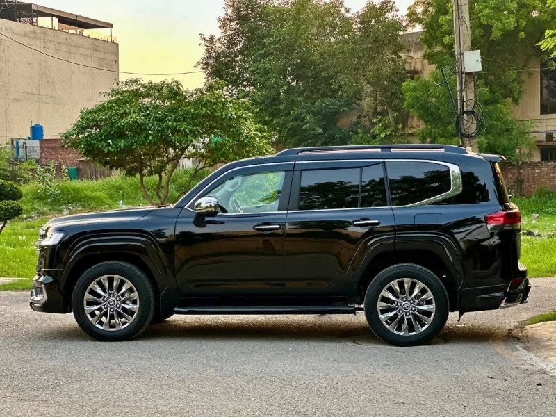 
								Toyota Land Cruiser 300 2023 full									