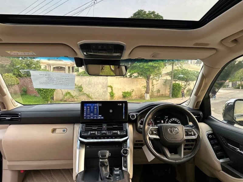 
								Toyota Land Cruiser 300 2023 full									